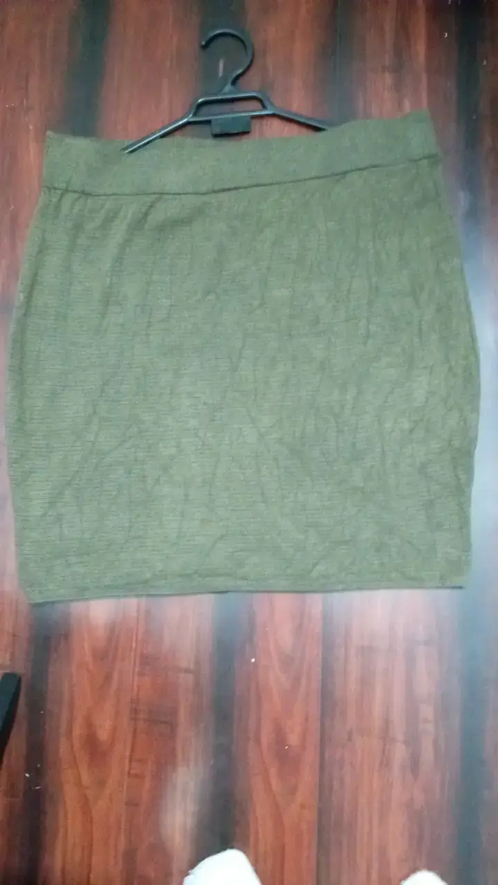 Falda corta verde oliva casual
