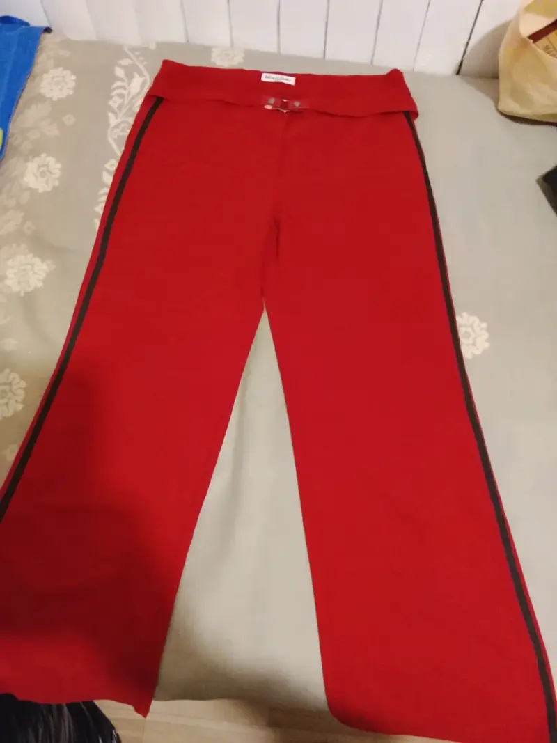 Pantalones rojos deportivos con franjas negras