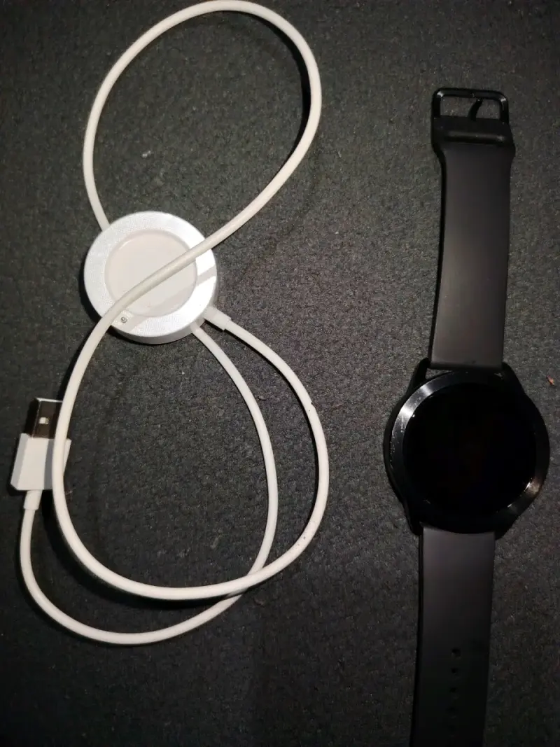 Smartwatch negro con cargador USB incluido