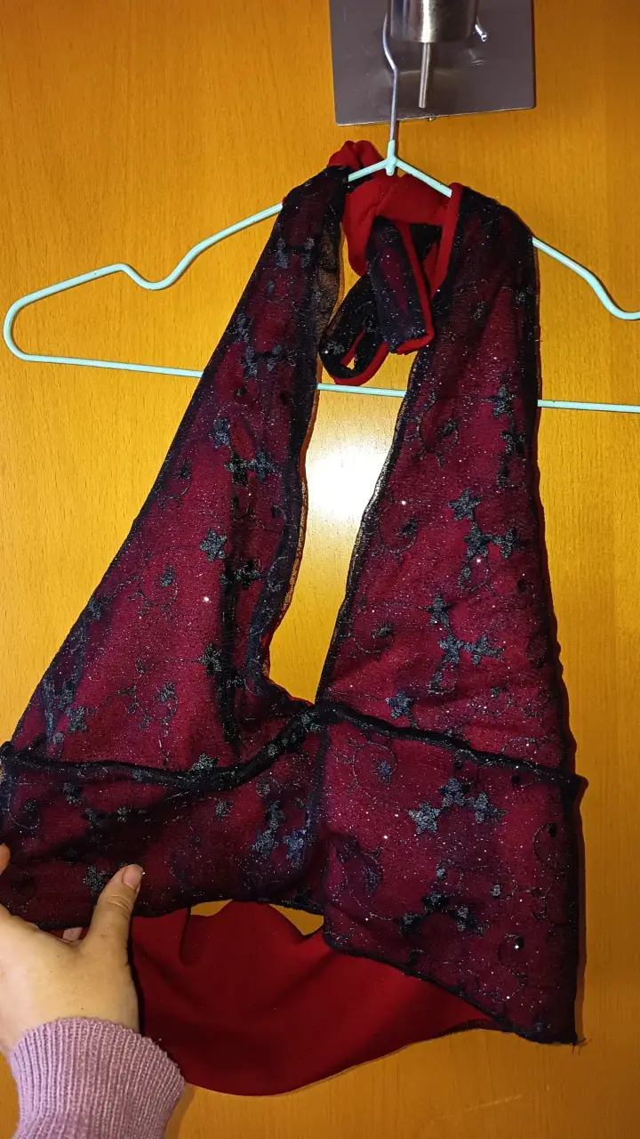 Top de encaje rojo con estrellas