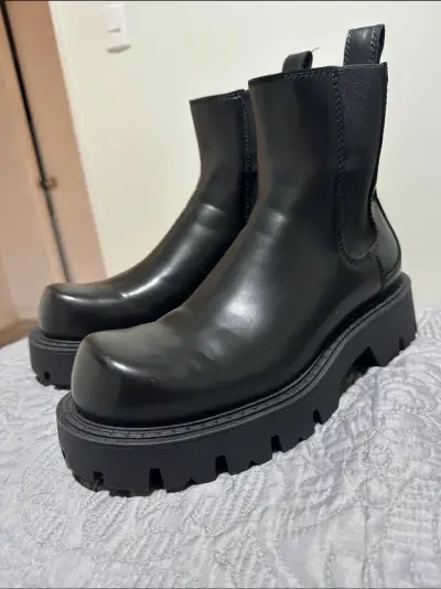 Botines negros de cuero con suela gruesa - miniatura 1