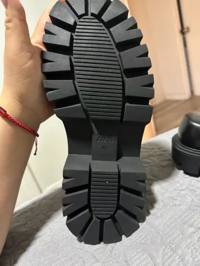 Botines negros de cuero con suela gruesa - miniatura 2