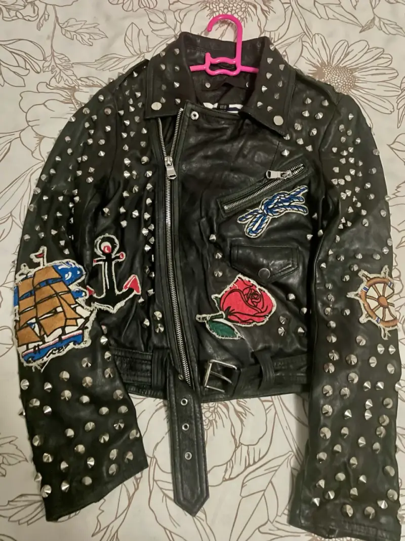 Chaqueta de cuero negra con tachuelas y parches - 1