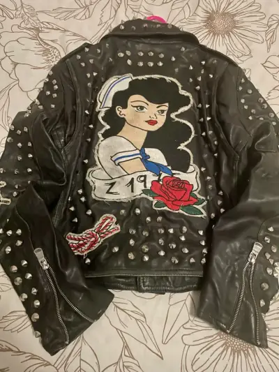 Chaqueta de cuero negra con tachuelas y parches - miniatura 2