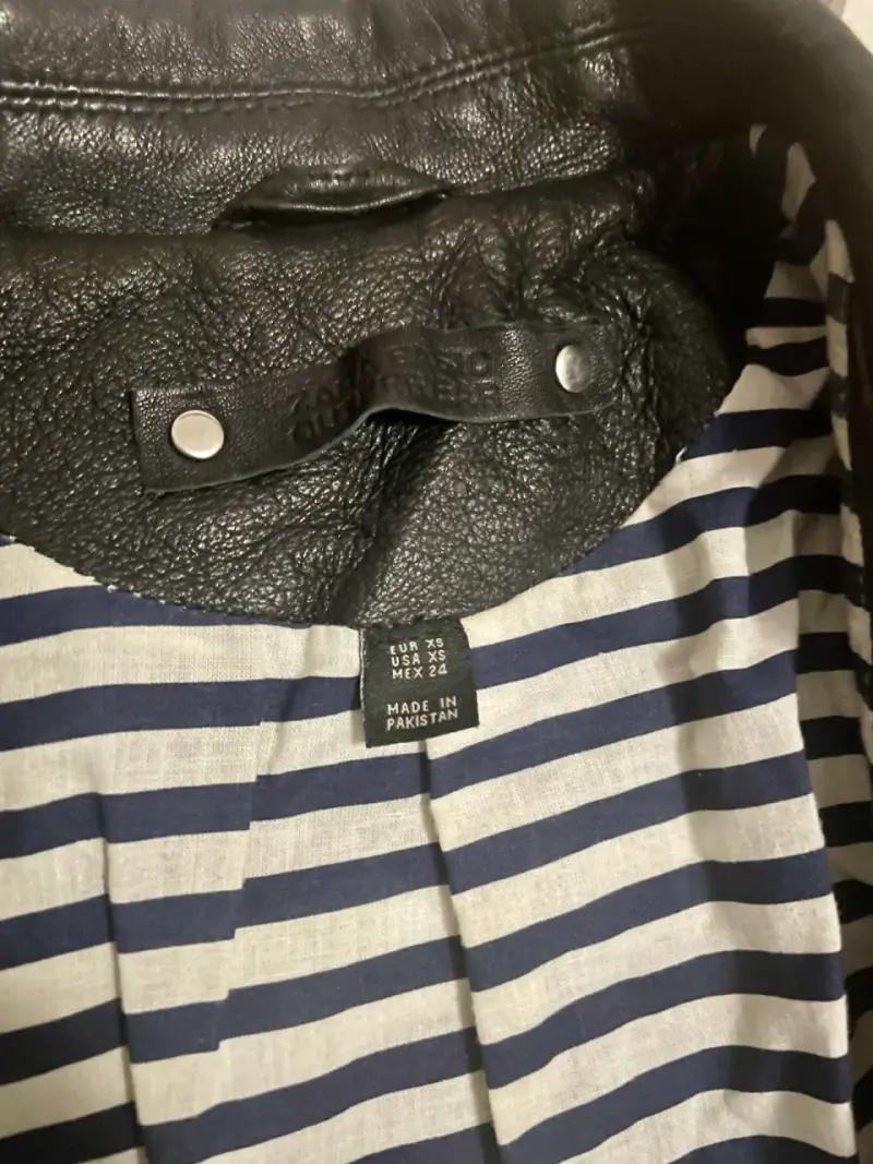 Chaqueta de cuero negra con tachuelas y parches - 3
