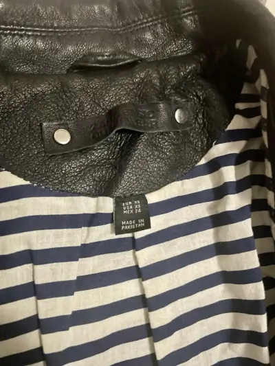 Chaqueta de cuero negra con tachuelas y parches - miniatura 3