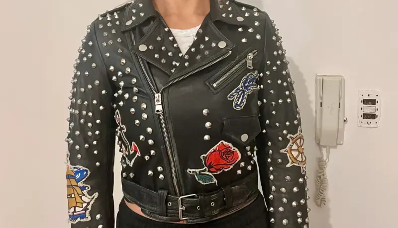 Chaqueta de cuero negra con tachuelas y parches - 4