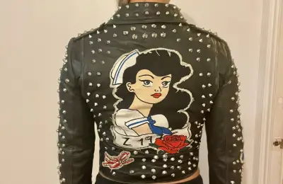 Chaqueta de cuero negra con tachuelas y parches - miniatura 5