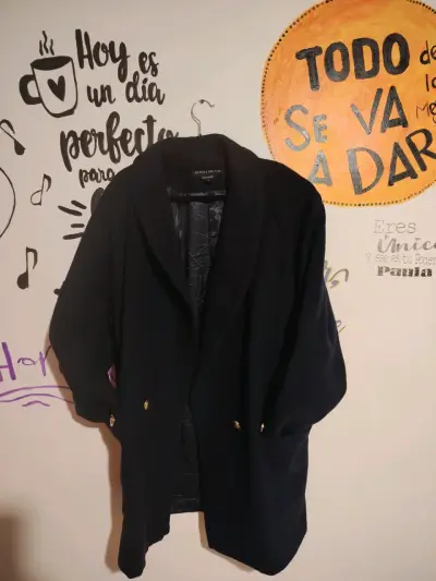 Abrigo negro con botones dorados - miniatura 2