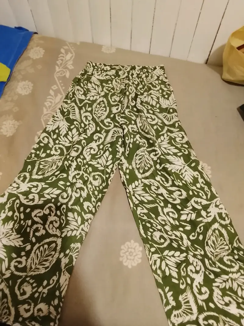 Pantalones estampados verdes y blancos