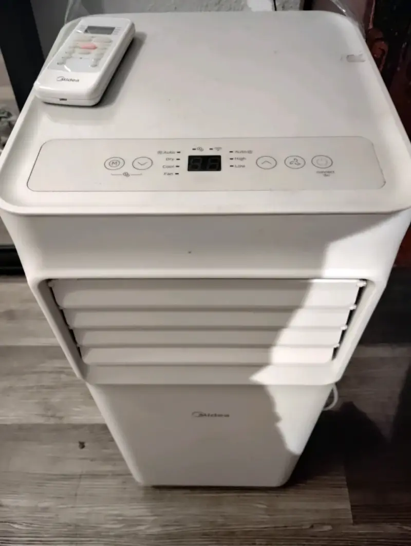 Aire acondicionado portátil Midea con control remoto - 1