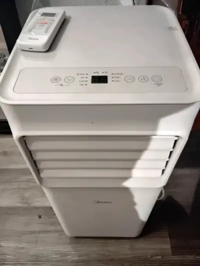 Aire acondicionado portátil Midea con control remoto - miniatura 1