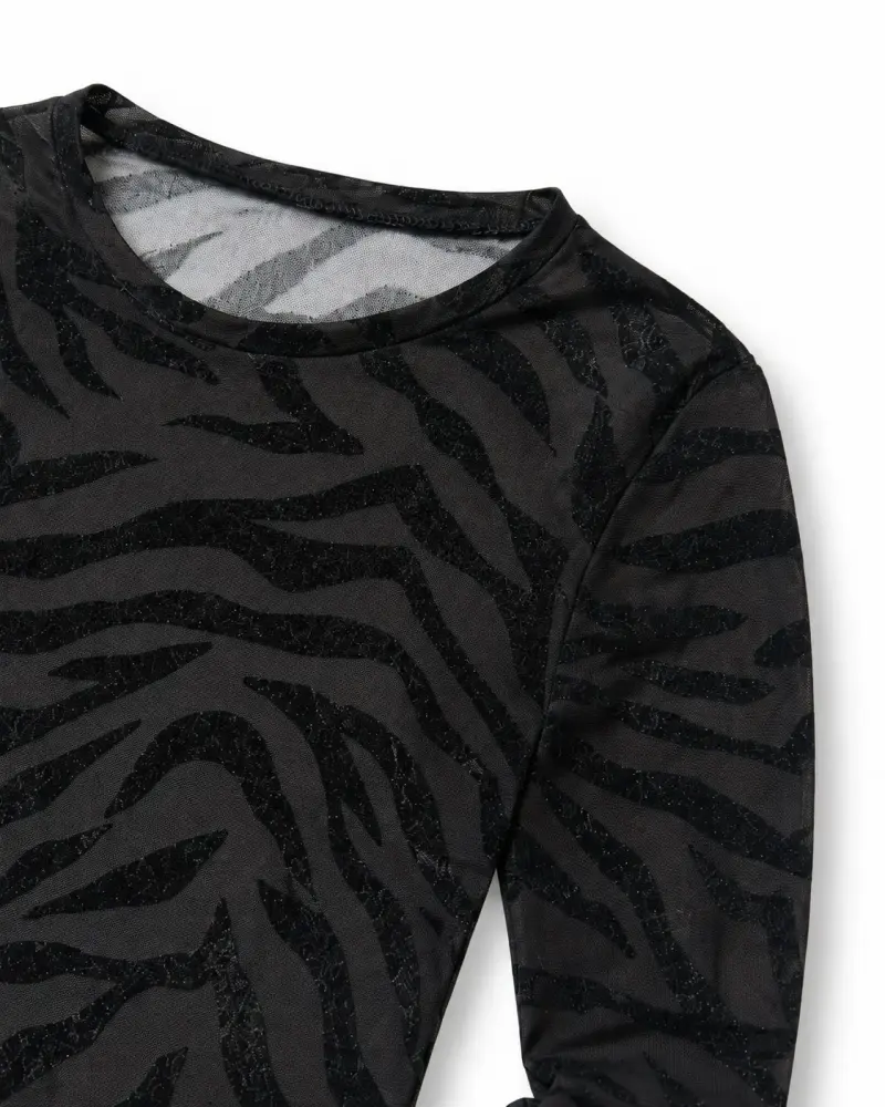 Crop top negro con estampado de cebra - 2