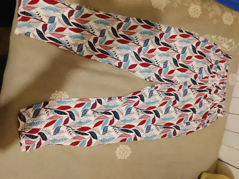 Pantalones estampados de hojas coloridos