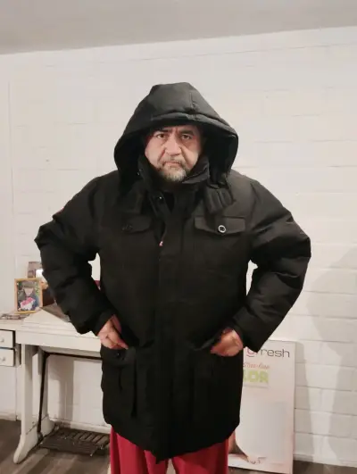 Parka negra con capucha para hombre - miniatura 1