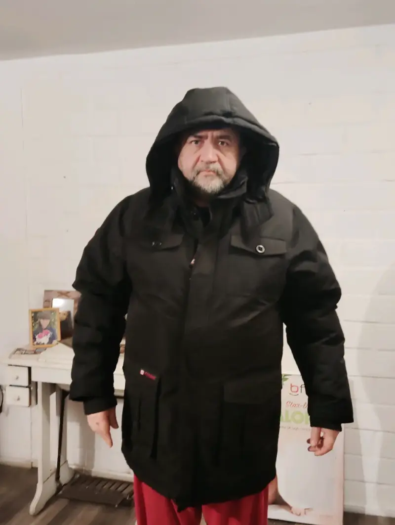 Parka negra con capucha para hombre - 2