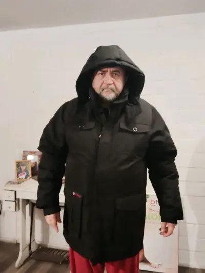 Parka negra con capucha para hombre - miniatura 2
