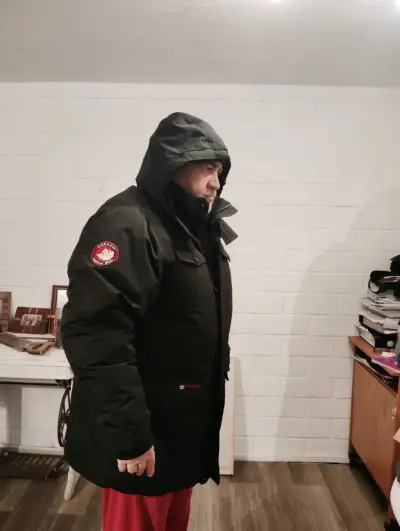 Parka negra con capucha para hombre - miniatura 3