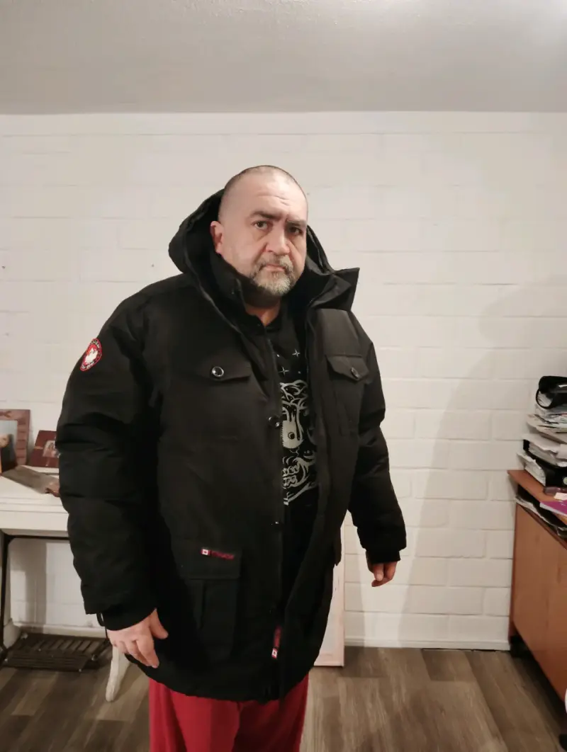 Parka negra con capucha para hombre - 4