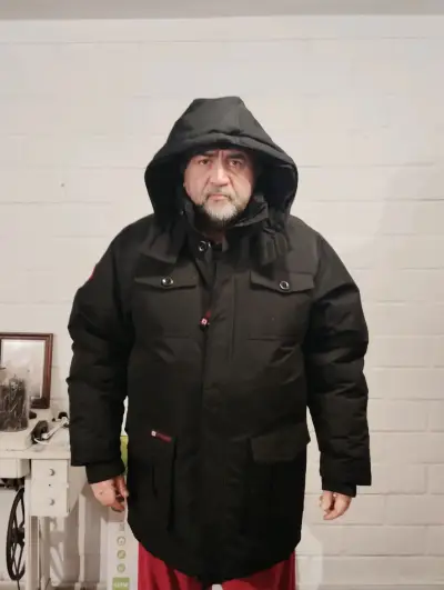 Parka negra con capucha para hombre - miniatura 5