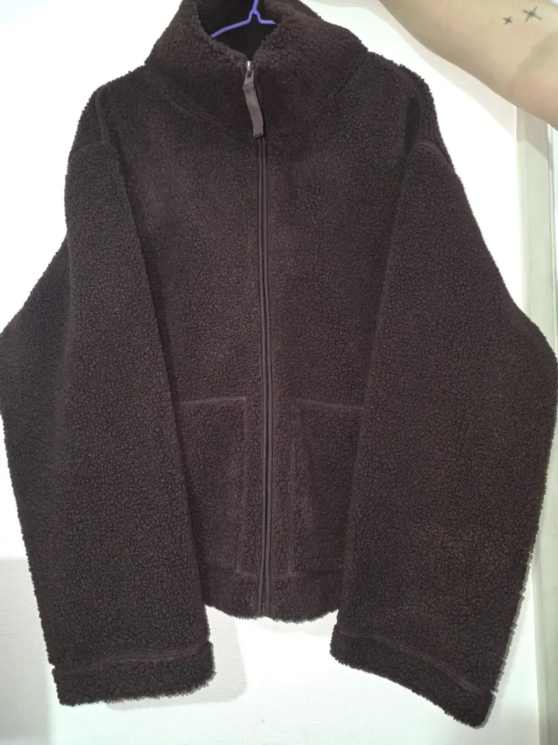 Chaqueta de lana polar burdeo con cierre