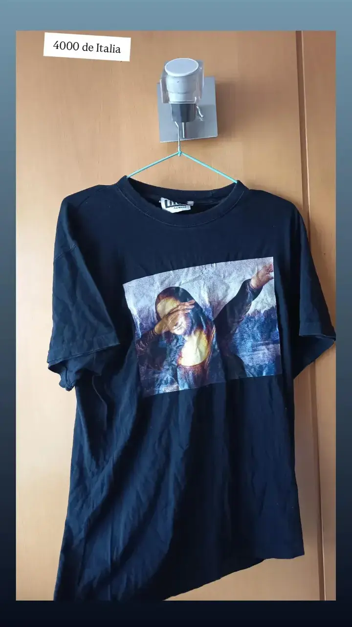 Polera negra con diseño artístico