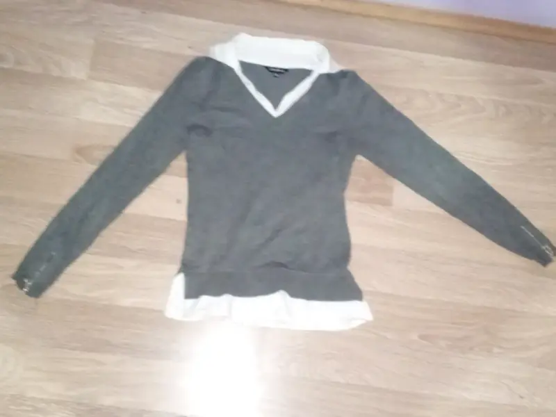 Suéter gris con cuello blanco para mujer - 1