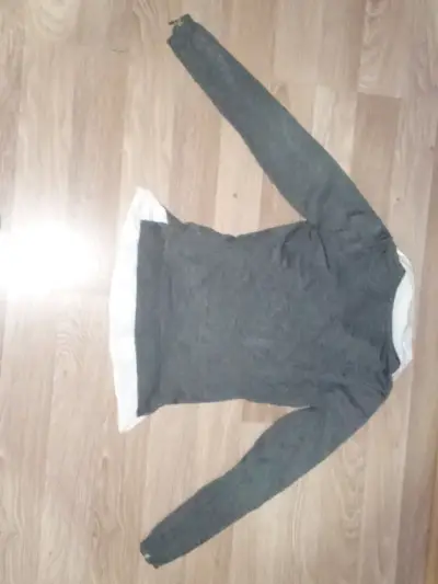 Suéter gris con cuello blanco para mujer - miniatura 2
