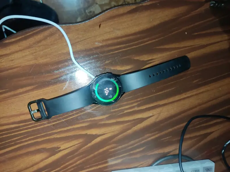 Smartwatch negro con cargador incluido - 1