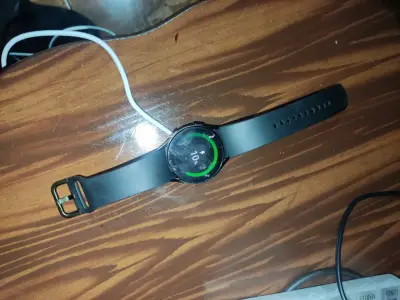 Smartwatch negro con cargador incluido - miniatura 2