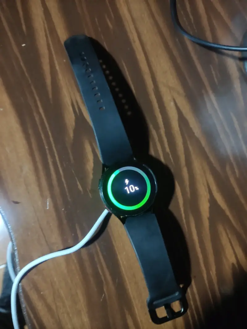 Smartwatch negro con cargador incluido - 3