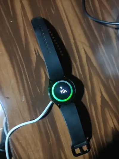 Smartwatch negro con cargador incluido - miniatura 3