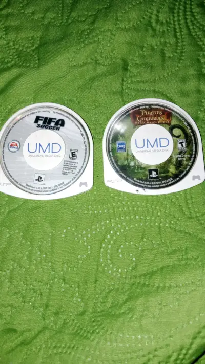 Juegos UMD PSP FIFA y Piratas del Caribe - miniatura 1
