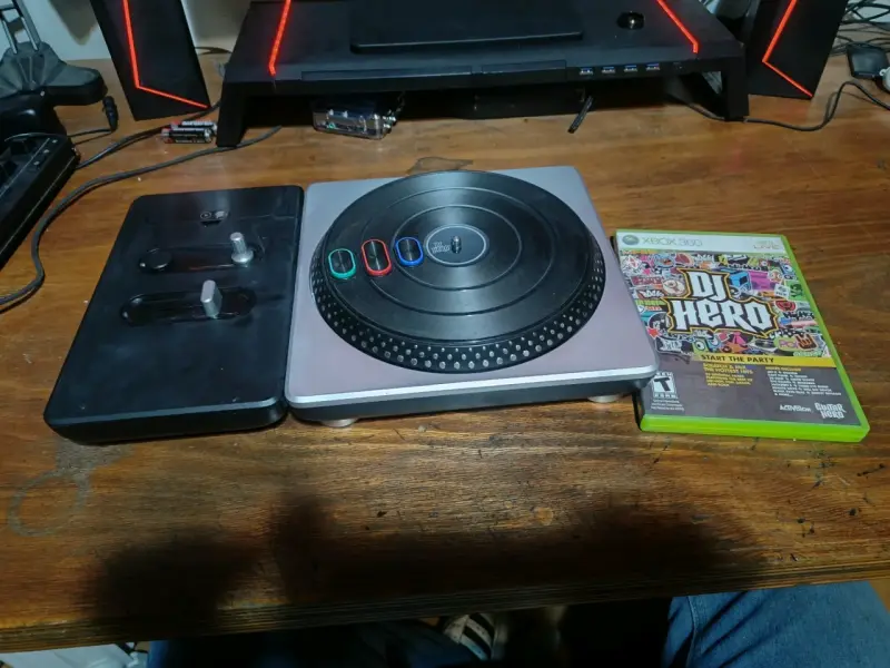 Control DJ Hero para Xbox 360 con juego incluido