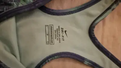 Top deportivo Nike verde con morado talla XS - miniatura 4