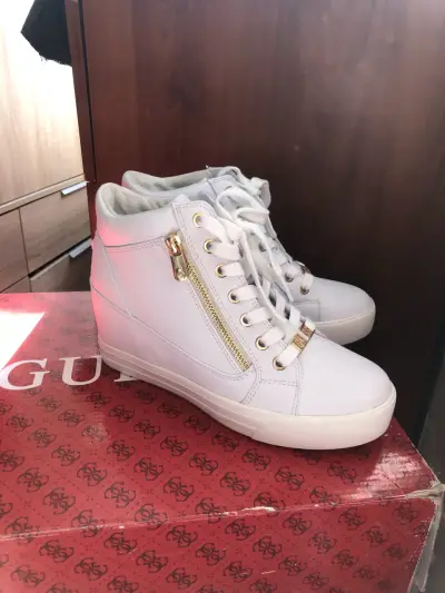 Zapatillas Guess con plataforma y cierre lateral - miniatura 1