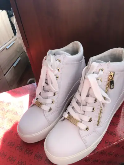 Zapatillas Guess con plataforma y cierre lateral - miniatura 2