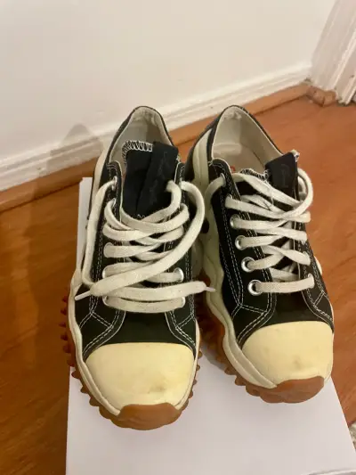 Zapatillas negras con suela gruesa - miniatura 1