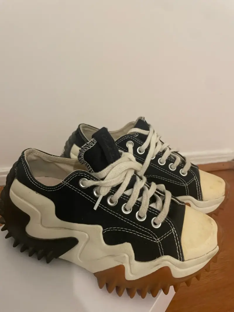 Zapatillas negras con suela gruesa - 2
