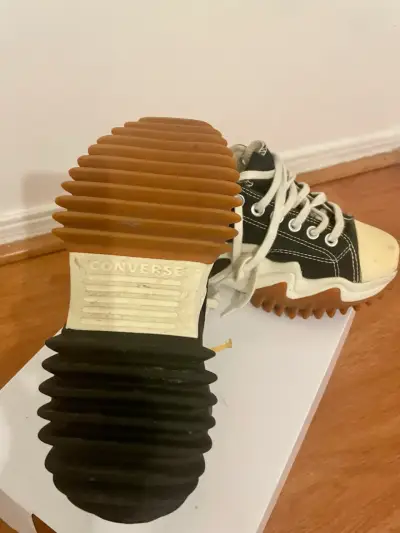 Zapatillas negras con suela gruesa - miniatura 5