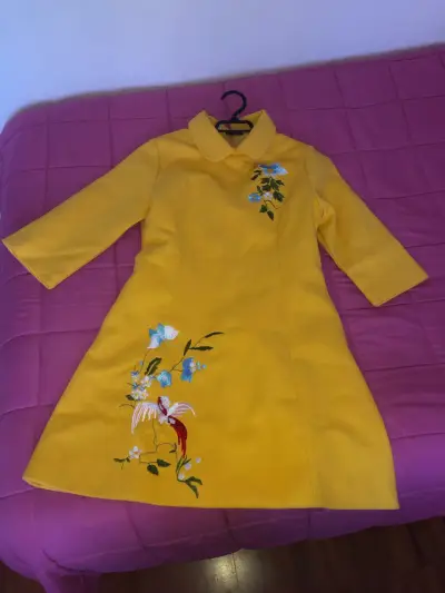 Vestido amarillo con bordado floral - miniatura 1