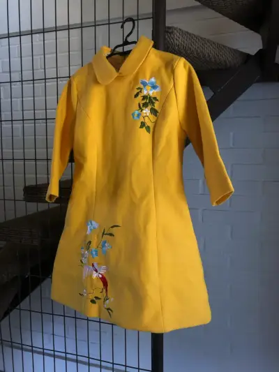 Vestido amarillo con bordado floral - miniatura 2