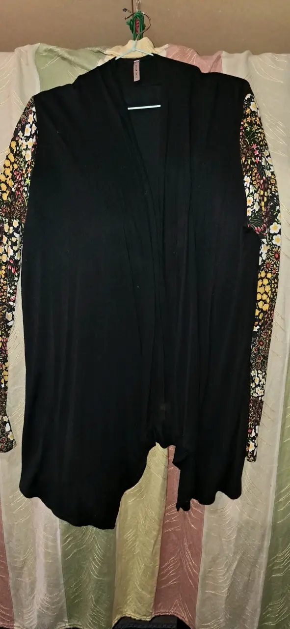 Cardigan negro con mangas estampadas - 1