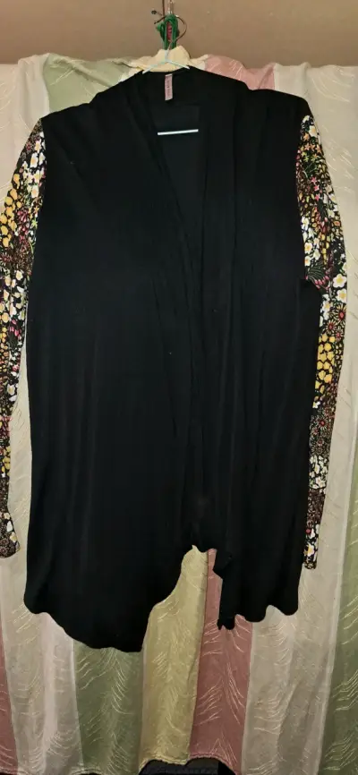 Cardigan negro con mangas estampadas - miniatura 1