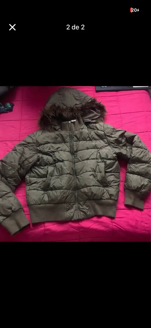 Chaqueta acolchada con capucha y forro de piel