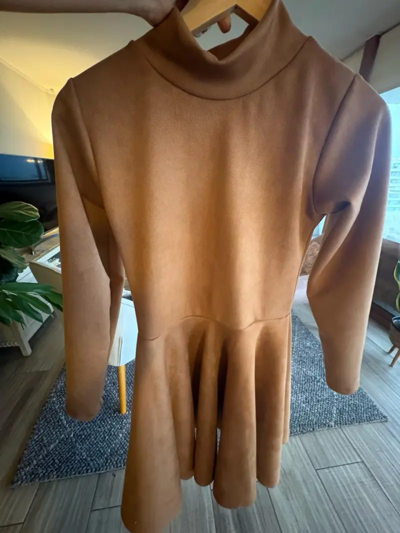 Vestido camel de cuello alto - 1