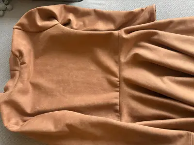 Vestido camel de cuello alto - miniatura 3