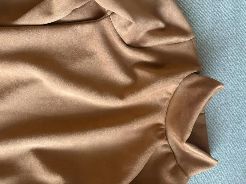 Vestido camel de cuello alto - 4
