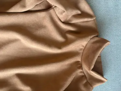 Vestido camel de cuello alto - miniatura 4