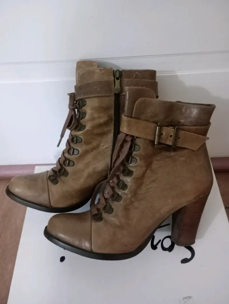 Botines de cuero marrón con tacón Pollini